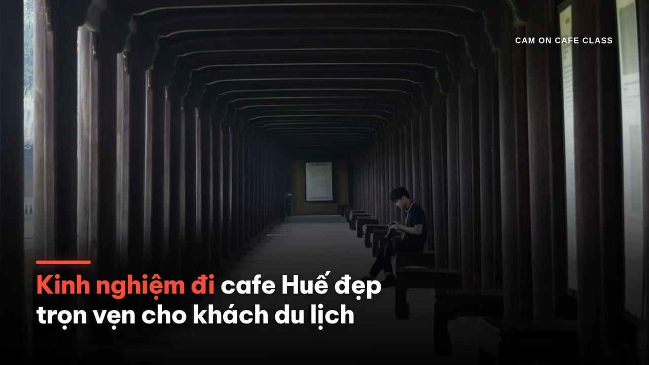 Khách du lịch thưởng thức cà phê tại không gian văn hóa Huế