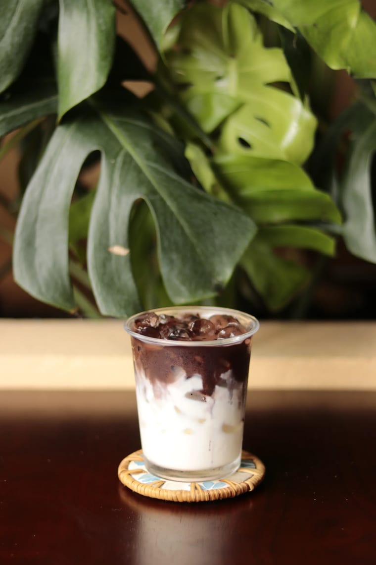 Latte sô-cô-la đá với lớp sữa phân tầng, phục vụ trong ly trong tại Cam On Cafe.