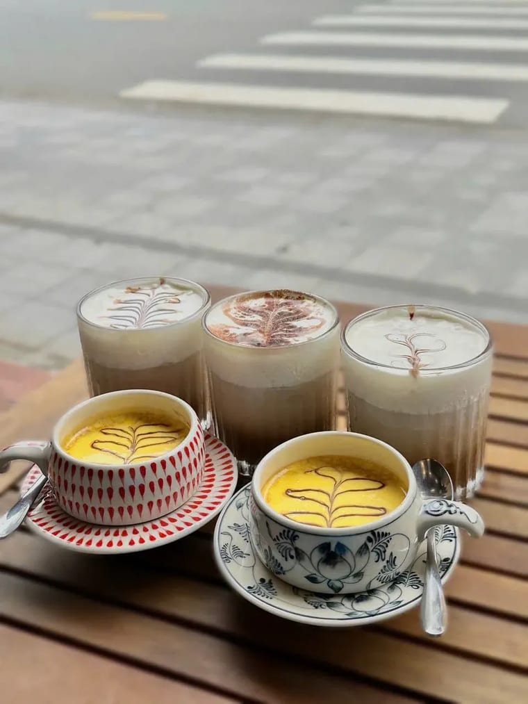 Năm ly cà phê đặc sản Việt Nam bày trên bàn gỗ tại Cam On Cafe.