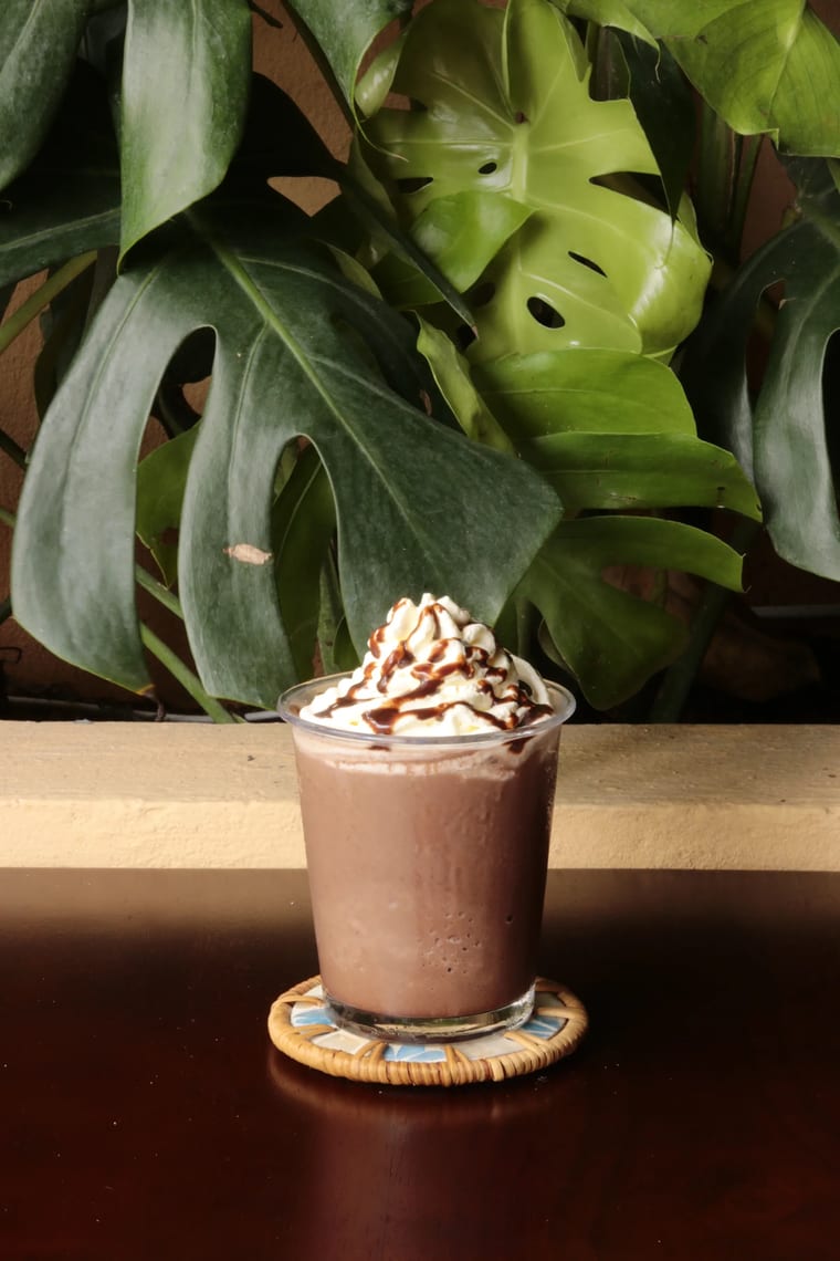 Ly sô-cô-la đá xay phủ kem tươi và sốt sô-cô-la tại Cam On Cafe.