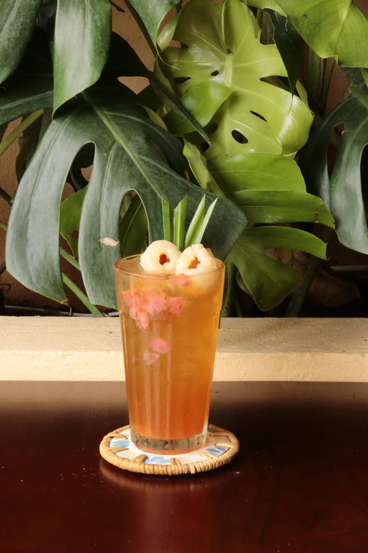 Ly trà vải đá cao thành với vải tươi bên trên tại Cam On Cafe.
